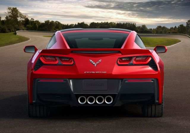 Corvette C7 Stingray arka tasarımı ve dört çıkışlı egzozu