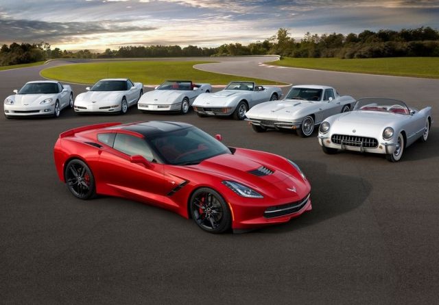 Corvette nesilleri ve kırmızı C7 Stingray