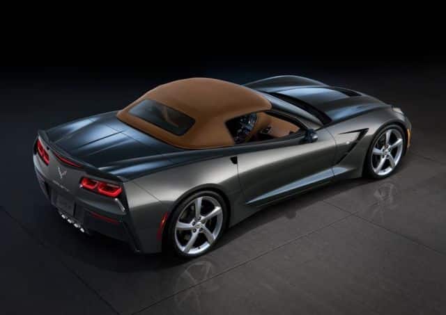2015 Chevrolet Corvette Stingray Convertible kapalı kumaş tavanlı arka görünüm