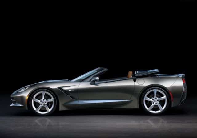 Chevrolet Corvette Stingray Convertible yandan açık tavan görünümü