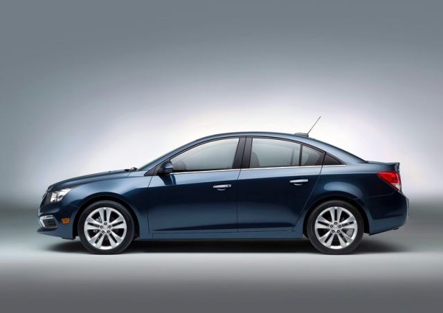 2015 Chevrolet Cruze sedan yan görünümü