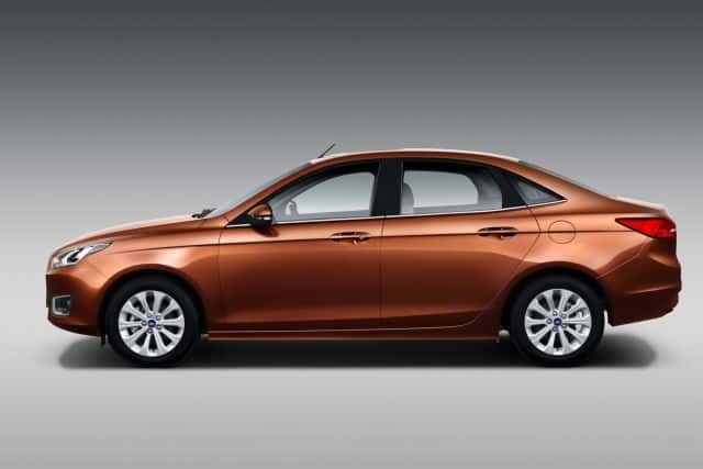 Ford Escort Çin sedanı yan profil görünümü