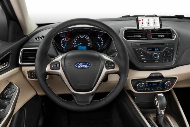 Ford Escort direksiyon simidi ve sürücü alanı