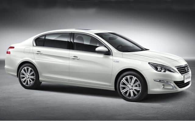Peugeot 408 Çin pazarı sedanı ön üç çeyrek görünümü