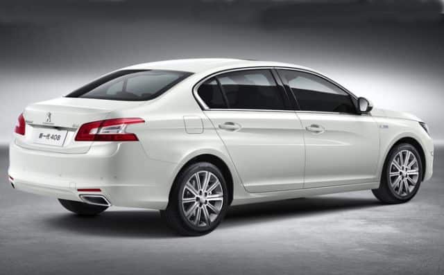 Peugeot 408 Çin sedanı arka üç çeyrek görünümü