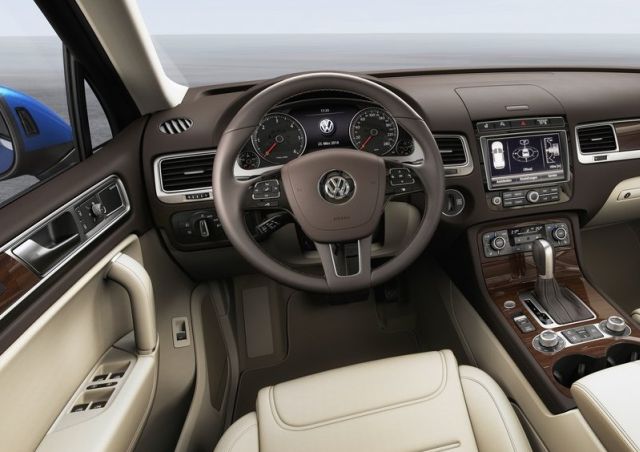 Volkswagen Touareg gösterge paneli ve orta konsolu