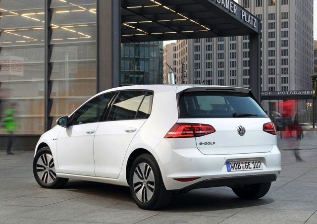 Volkswagen e-Golf arka görünümü