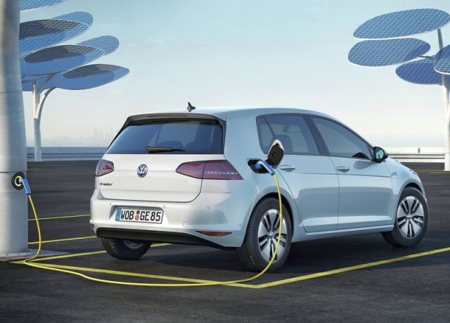 2015 Volkswagen e-Golf arka üç çeyrek görünümü