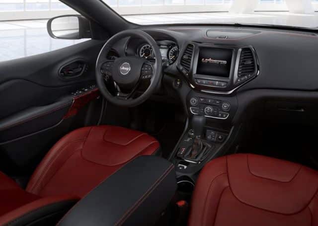 Jeep Cherokee Urbane gösterge paneli ve Piano Black kaplamalar