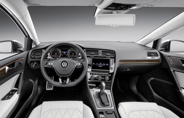 Volkswagen Golf Edition konseptinin kokpiti