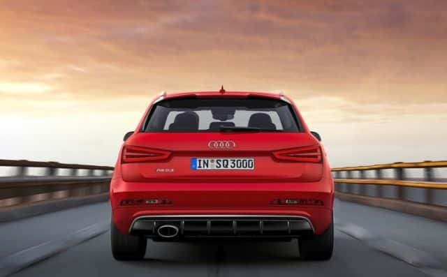 Kırmızı Audi RS Q3 arkadan görünüm