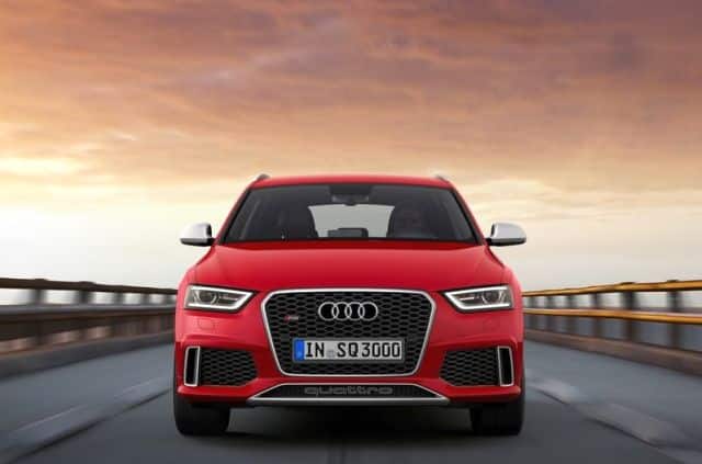 Kırmızı Audi RS Q3 önden görünüm