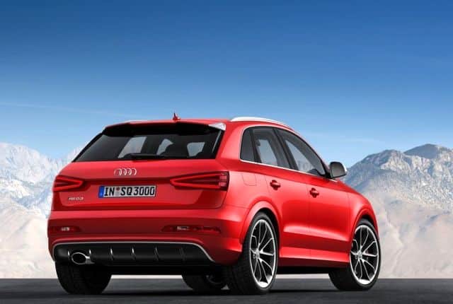 Kırmızı Audi RS Q3 arka yan görünümü