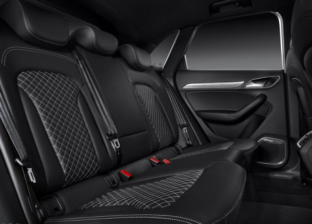 Mavi Audi RS Q3 iç mekân görünümü