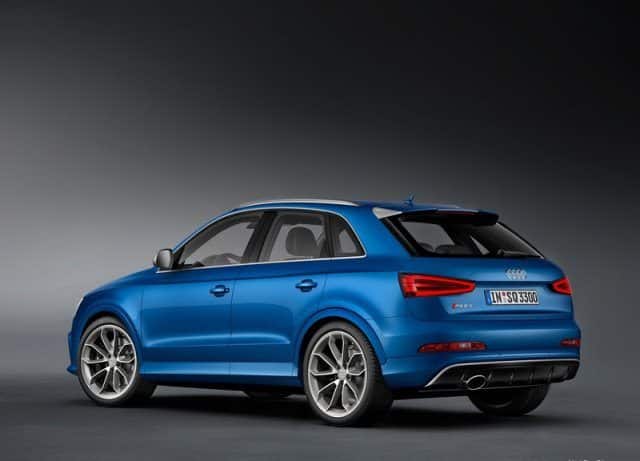Mavi Audi RS Q3 arkadan görünüm