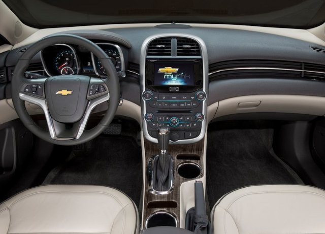 Chevrolet Malibu iç mekan ve gösterge paneli