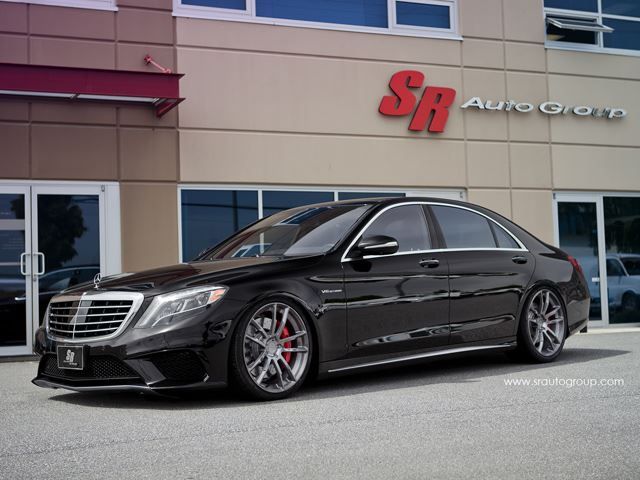 SR Auto Group tesisi önünde Mercedes-Benz S63 AMG yan görünüm
