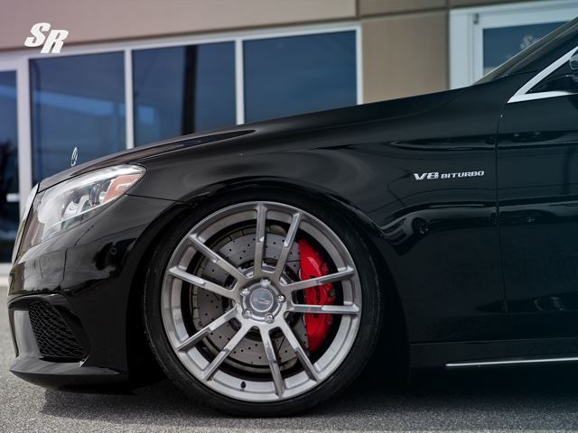 Mercedes-Benz S63 AMG SR Auto ön jant ve kırmızı fren kaliperi