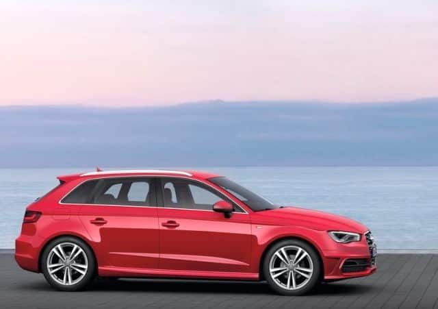 Kırmızı Audi A3 Sportback yan profili