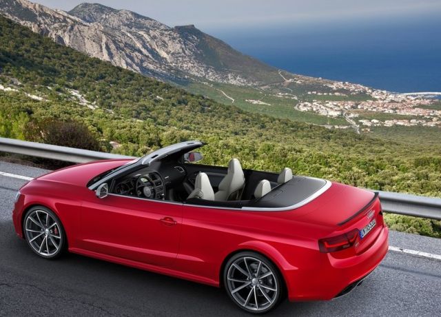 Kırmızı Audi RS 5 Cabriolet üstten arka çapraz görünüm