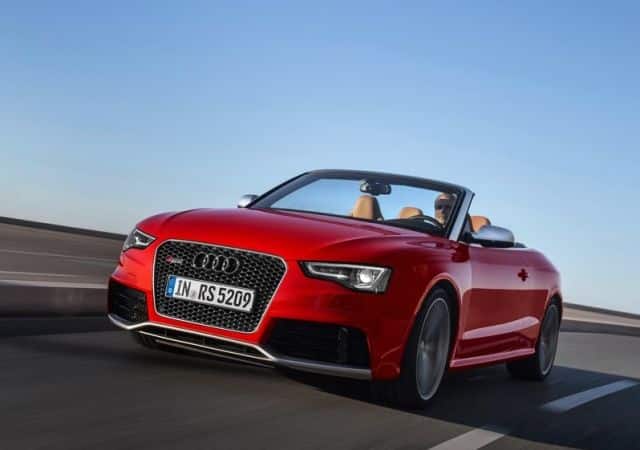 Kırmızı Audi RS 5 Cabriolet hareket halinde ön görünüm