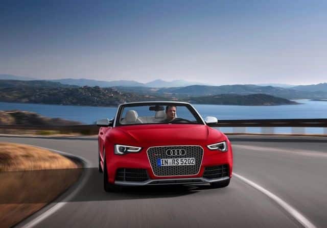 Kırmızı Audi RS 5 Cabriolet yolda ön görünüm