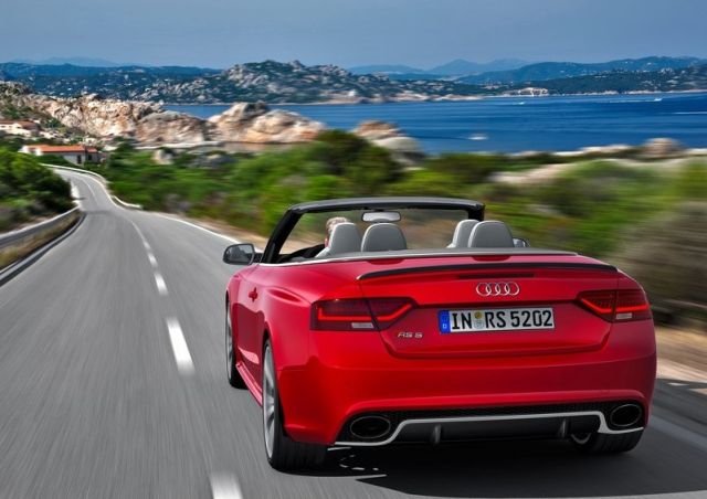 Kırmızı Audi RS 5 Cabriolet hareket halinde arka görünüm