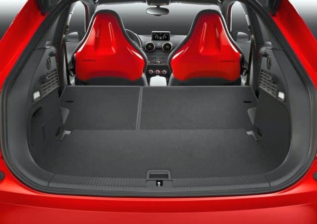 Audi S1 açık bagaj kapağı ve arka bölüm