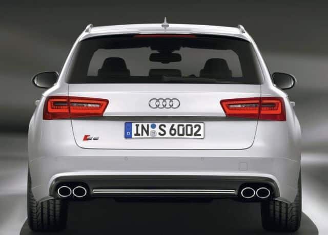 Beyaz Audi S6 Avant arkadan görünüm