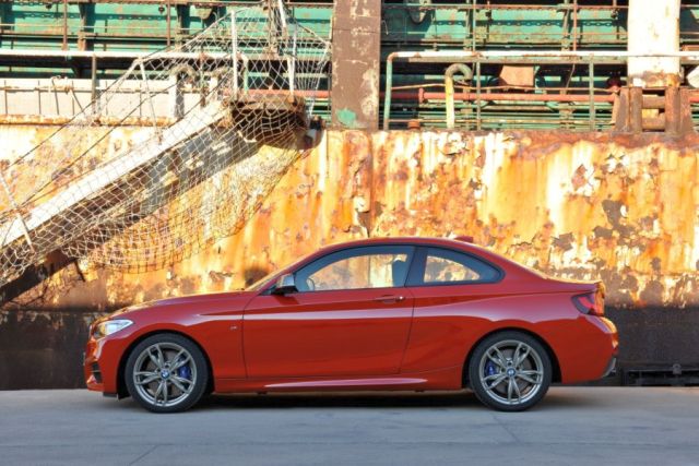 BMW M235i Coupe yan profil görünümü