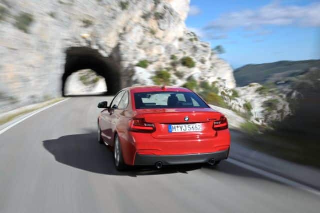 BMW 2 Serisi Coupe M235i arkadan sürüş görünümü