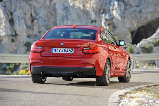 BMW M235i Coupe arka üç çeyrek görünüm