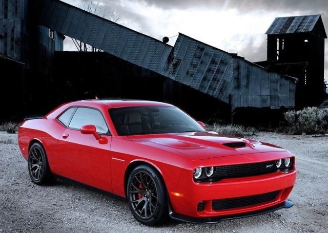 Dodge Challenger SRT Hellcat önden üç çeyrek görünüm