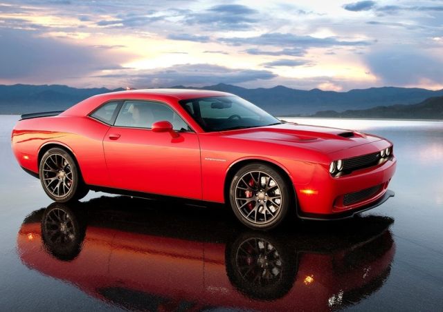 Dodge Challenger SRT Hellcat kırmızı gövde