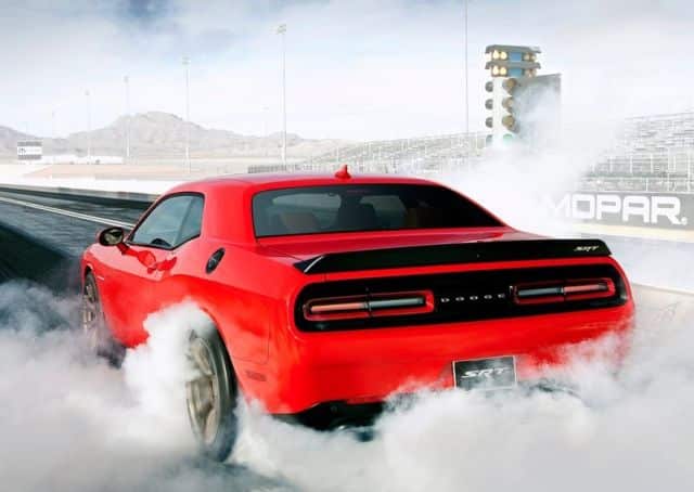 Dodge Challenger SRT Hellcat pistte arka görünüm