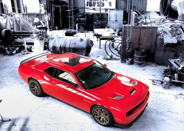 Dodge Challenger SRT Hellcat üstten görünüm
