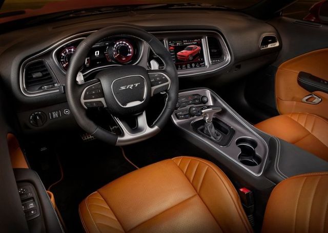 Dodge Challenger SRT Hellcat kokpit