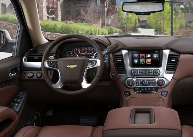 Chevrolet Suburban ön üç çeyrek görünüm