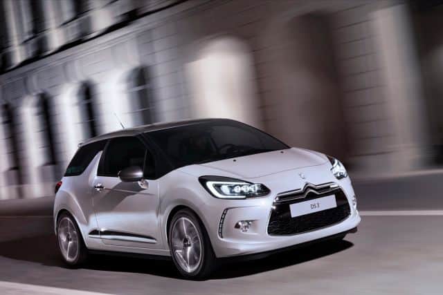 Citroen DS3 yenilenen LED xenon farlarla hareket hâlinde