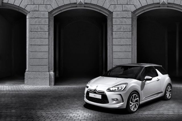 Beyaz Citroen DS3 ön çapraz park görünümü