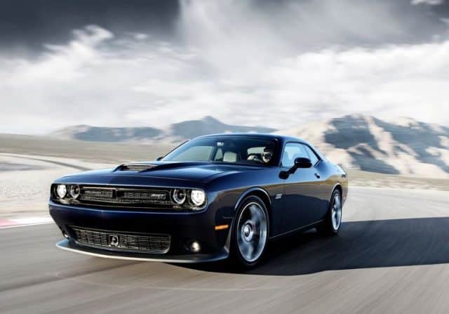 2015 Dodge Challenger SRT 392 ön üç çeyrek görünümü