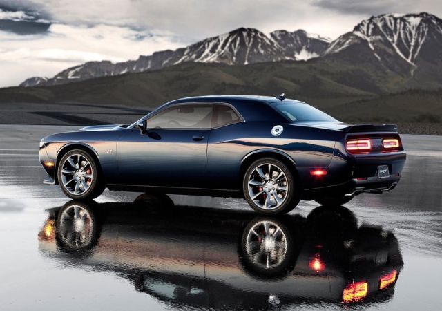 Dodge Challenger SRT 392 yan ve arka görünümü