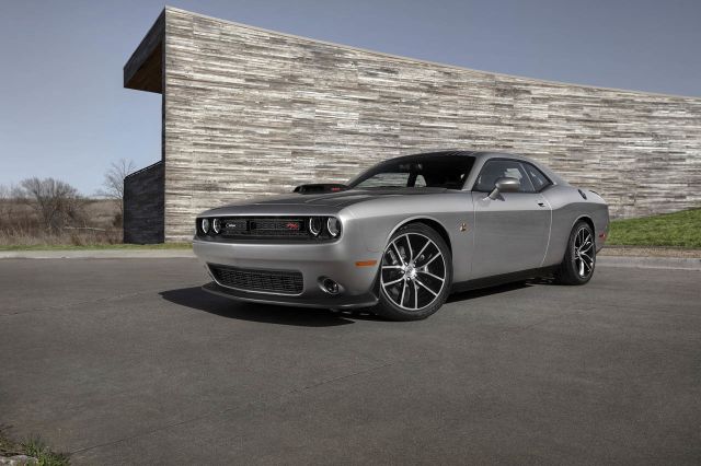 Dodge Challenger kokpit görünümü