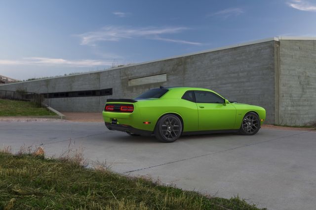 Dodge Challenger arka üç çeyrek görünümü