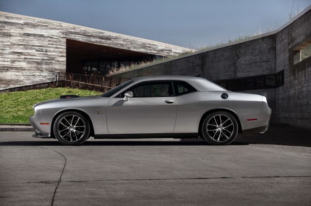 Dodge Challenger direksiyon ve göstergeler