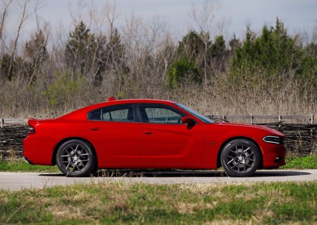 Dodge Charger ön üç çeyrek görünümü