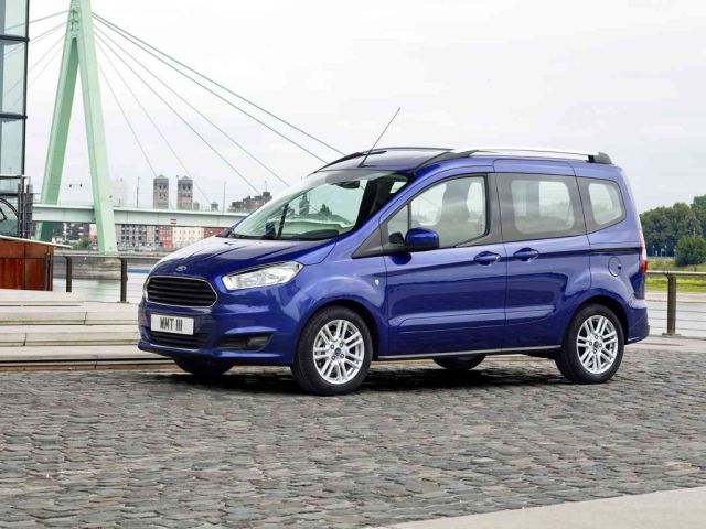 Mavi Ford Tourneo Courier ön gövde ve yan profil görünümü
