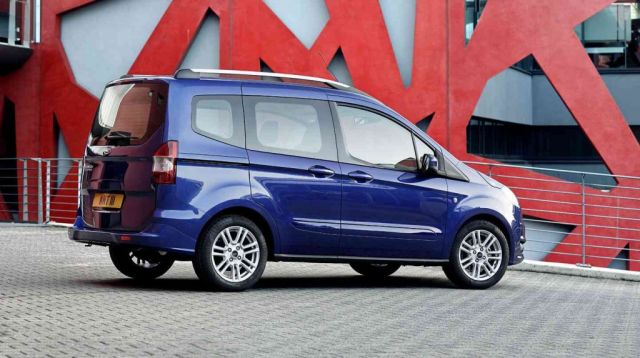 Ford Tourneo Courier arka yan görünüm