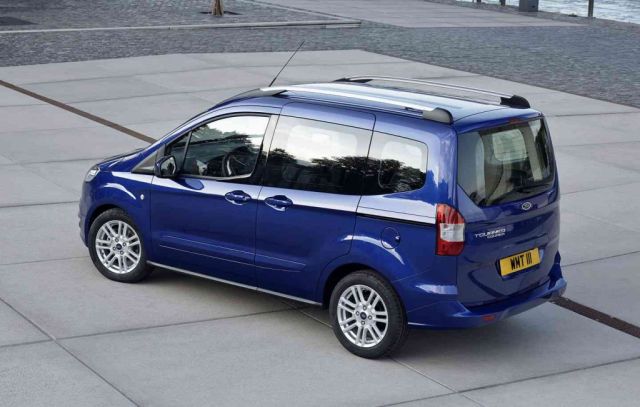 Mavi Ford Tourneo Courier arka kapı ve kayar yan kapı görünümü