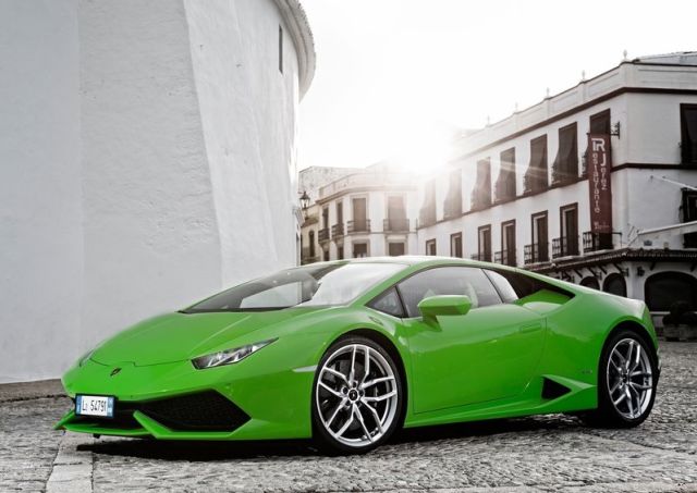 Yeşil Lamborghini Huracan ön ve yan tasarım görünümü